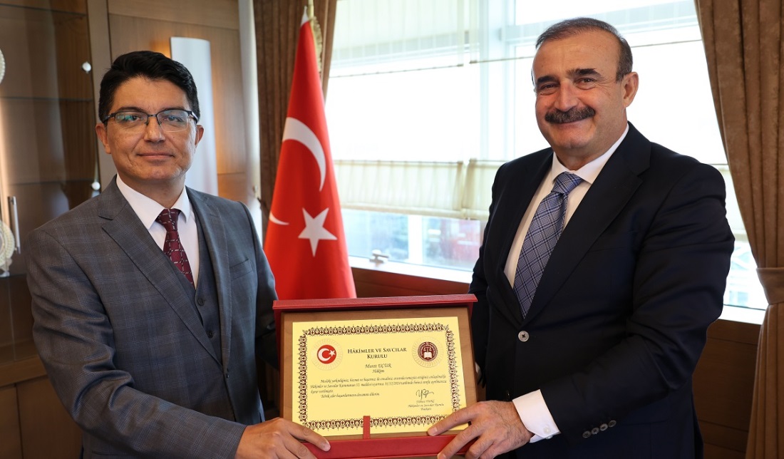Birinci Sınıfa Ayrılan Raportör Hâkimlerimizden Murat Uçur'a Plaket Takdim Edildi